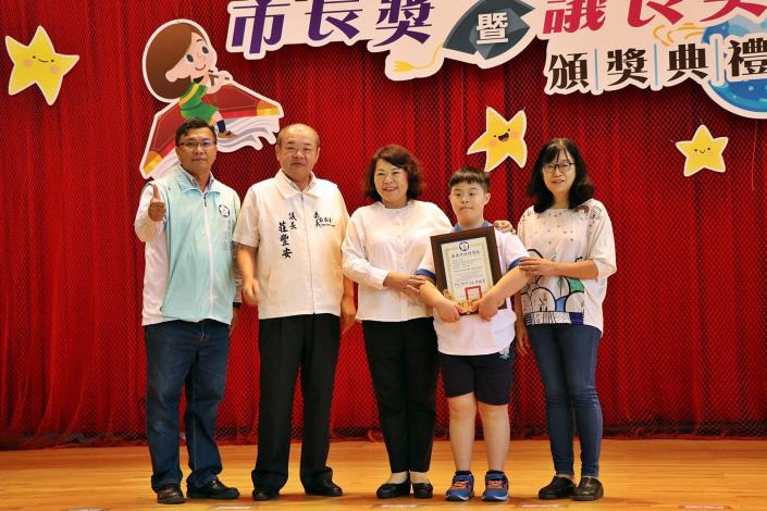 0_與唐寶寶市長獎得主蔡友荃合照.JPG