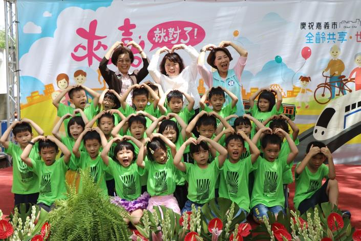 0 與小朋友合照.JPG