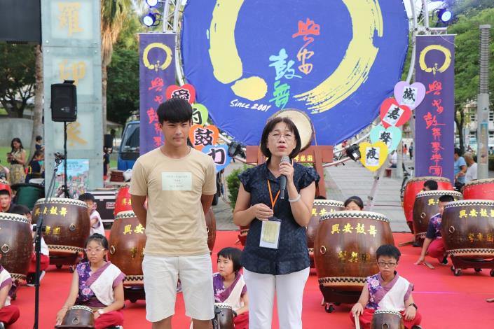 2 校長和曾經打斷鼓棒的孩子.JPG