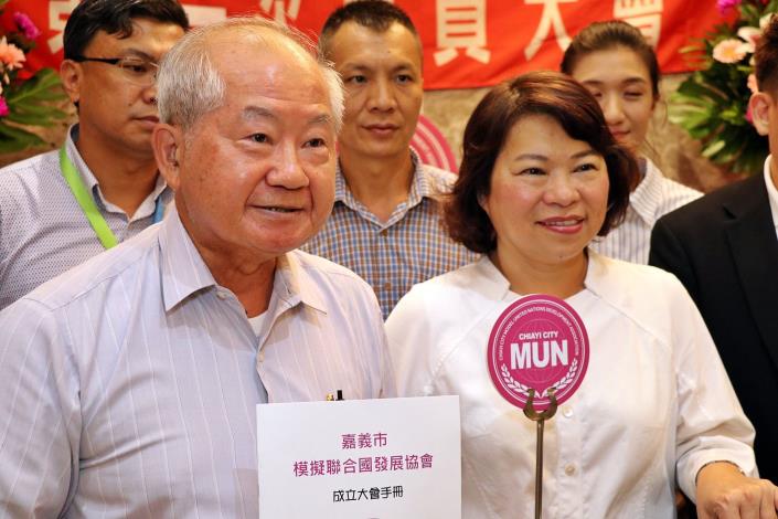 0_合照2(左為李錫津前副市長 現為嘉義市模擬聯合國發展協會第一屆理事長).JPG