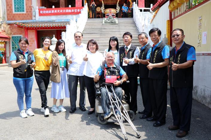 0市長與廟方合照.JPG