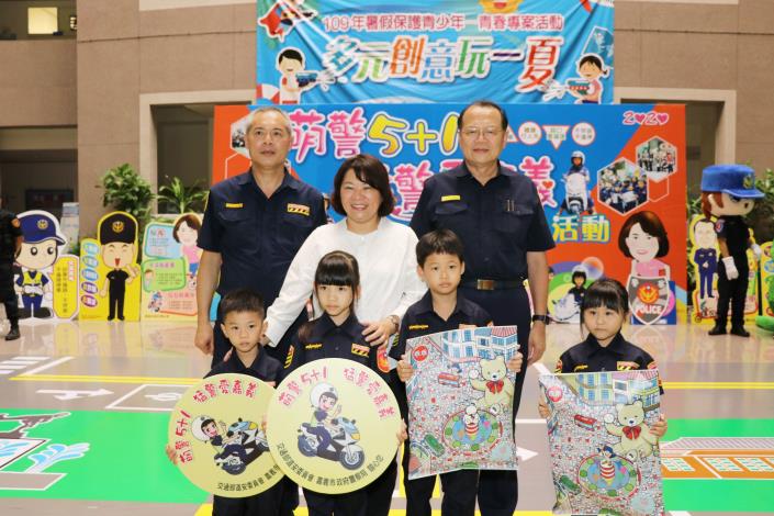 02_嘉義市長黃敏惠擔任勇媽交通安全學堂始業式的校長，授予加大版小萌警胸章和大白熊乖乖（隱藏版闖關小禮物）給小萌警。.JPG