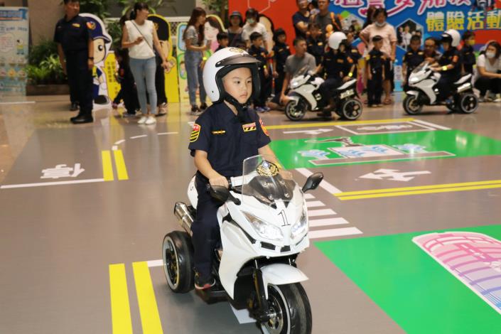 09_交通警察隊設計的「一日交警」體驗騎乘哈雷機車、路口指揮交通與交通規則大考驗.JPG