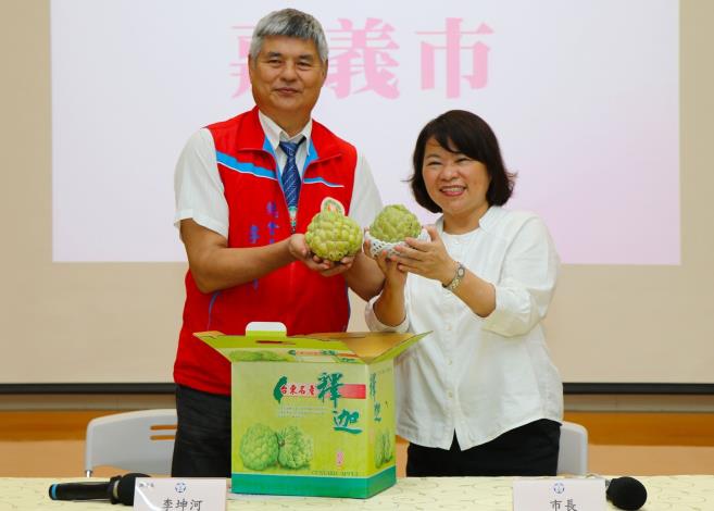 公版_嘉義同鄉會總會長李坤河致贈市長黃敏惠台東水果釋迦.JPG
