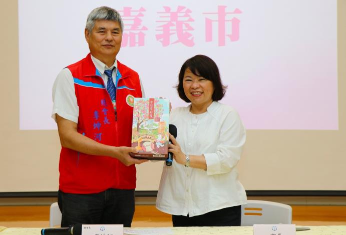 公版_市長黃敏惠致贈嘉義同鄉會總會長李坤河享譽全台的聖保羅Q餅.JPG