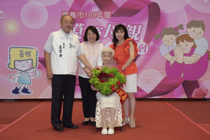 公版_市長黃敏惠送大萵苣給最年長郭純如女士(模範母親) 象徵與媽媽窩在一起.JPG