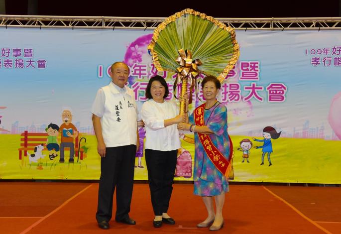 公版_市長黃敏惠向好人好事代表曾小榮女士遞上大良扇.JPG