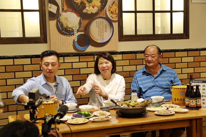 A黃敏惠市長與林智堅市長在林聰明砂鍋魚頭 (4).JPG