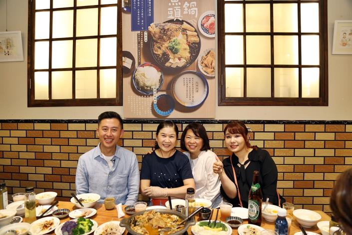 A黃敏惠市長與林智堅市長在林聰明砂鍋魚頭 (10).JPG