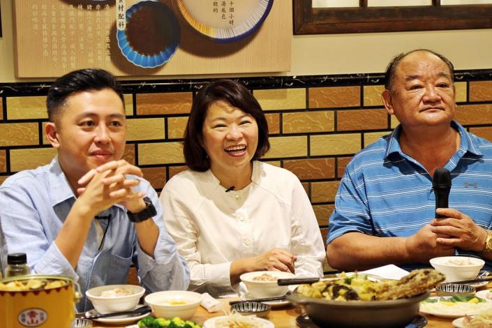A黃敏惠市長與林智堅市長在林聰明砂鍋魚頭 (6).JPG