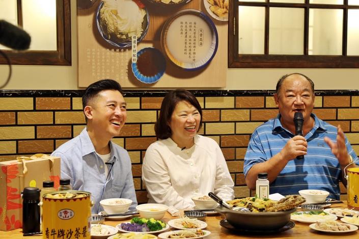 A黃敏惠市長與林智堅市長在林聰明砂鍋魚頭 (5).JPG
