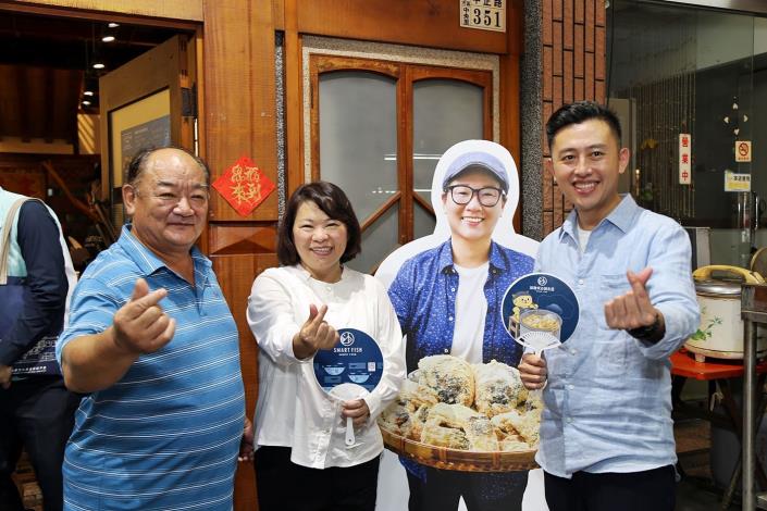 A黃敏惠市長與林智堅市長在林聰明砂鍋魚頭 (12).JPG