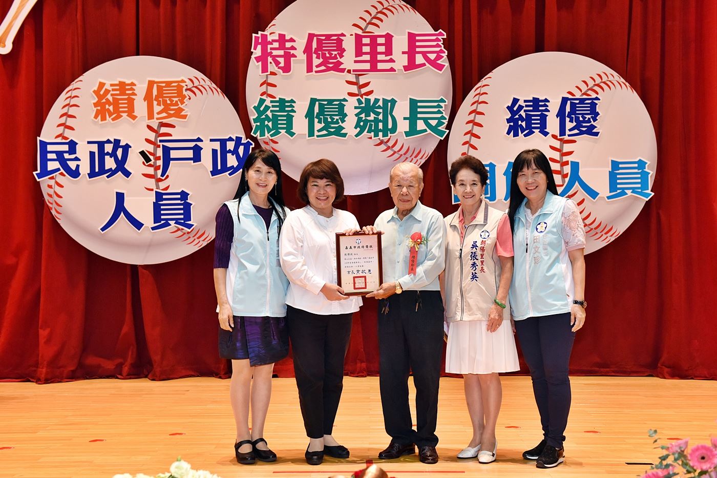 A1今年最年長鄰長蘇燦欽_中間者.JPG