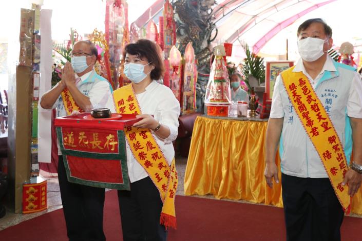 01_黃敏惠市長行獻禮.JPG