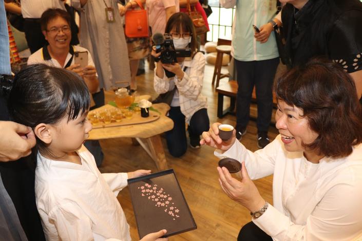 6 小朋友奉茶.JPG