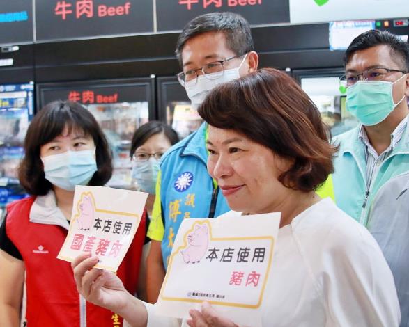 0LINE 面對萊豬嘉義市政府堅持守護國民健康_黃敏惠市長手拿豬肉產地標示貼紙  鼓勵商家張貼  民眾認明.JPG