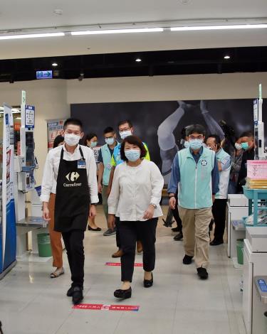 E黃敏惠市長在家樂福.JPG
