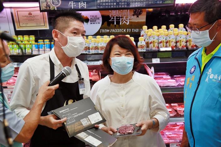 D_黃敏惠市長於家樂福視察肉品標示方式.JPG