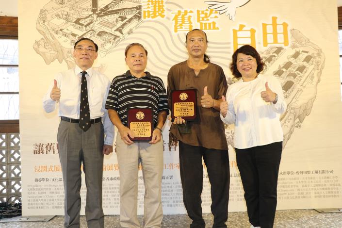 5 木雕藝師李宗霖(右二)及蔡共新(左一).JPG