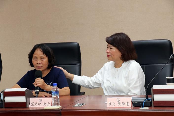 5市長安慰哽咽的張秀珍女士.JPG