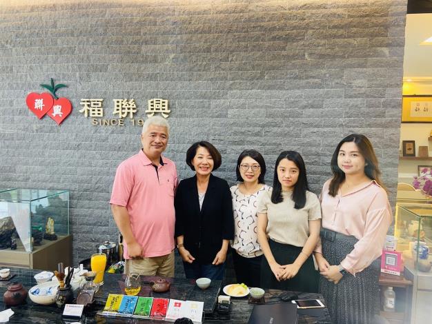 0_嘉義品牌聯興茶葉瓷器外型的茶葉罐只於昇恆昌販售 (左為老闆凃亨達)(資料照片)