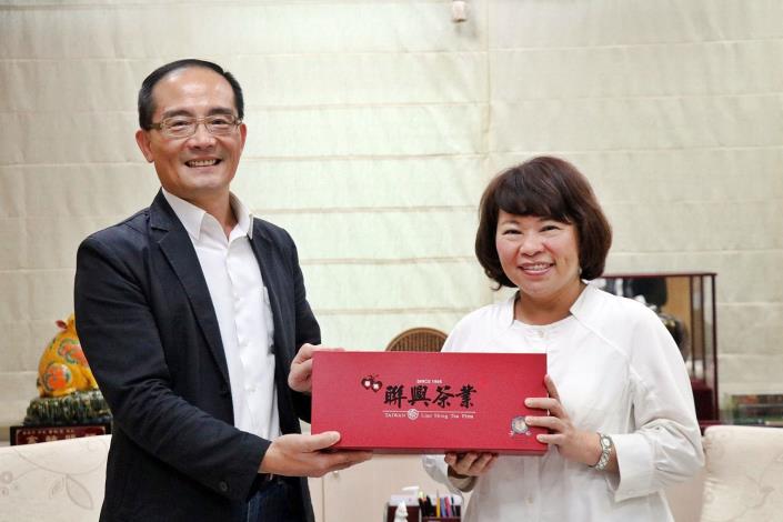 0_合照(左為昇恆昌副董事長吳秀光)聯興茶葉瓷器造型茶葉罐僅於昇恆昌販售.JPG