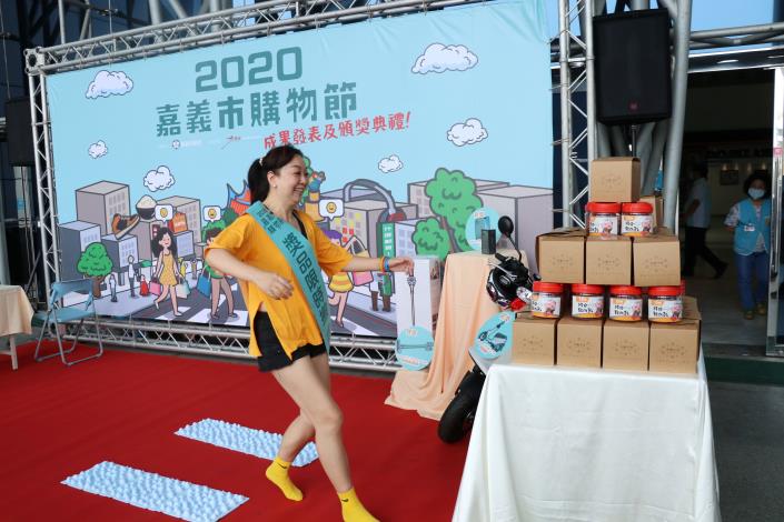 05_今天有兩位購物節「獎品限時搬」得主在現場通過比腕力考驗，開心(限時30秒)搬好吃伴手禮，炒熱現場氣氛。.JPG