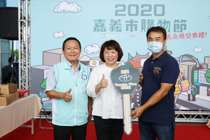 01_此次頭獎Toyota Vios汽車得主是來自新北市的詹先生，趁購物節期間到嘉義市遊玩消費吃火鍋，幸運抱走價值54萬多的汽車大獎！.JPG