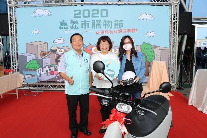 02_貳獎則是來自桃園市的旅客范姜小姐，花了2,000多元登錄住房發票就把貳獎Gogoro VIVA LITE電動機車帶回家！.JPG