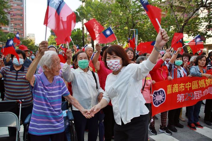 A經國新城升旗_左起 96歲徐陳月如老奶奶與黃敏惠市長.JPG