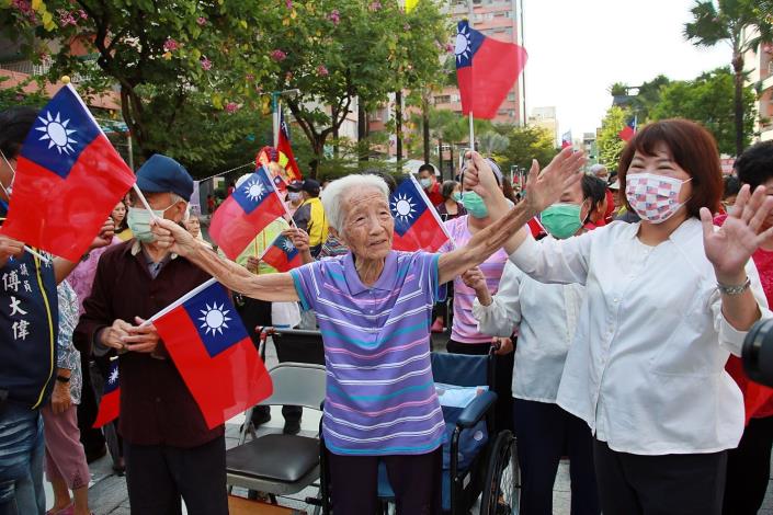A經國新城升旗_左起 96歲徐陳月如老奶奶與黃敏惠市長 (2).JPG
