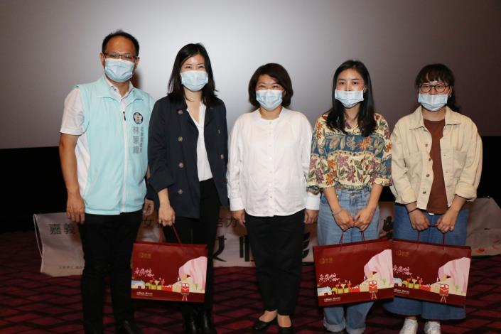 04_致贈伴手禮(策展人羅珮嘉小姐(左2)、、游珈瑄導演(右2)與莎韻西孟導演(右1).JPG