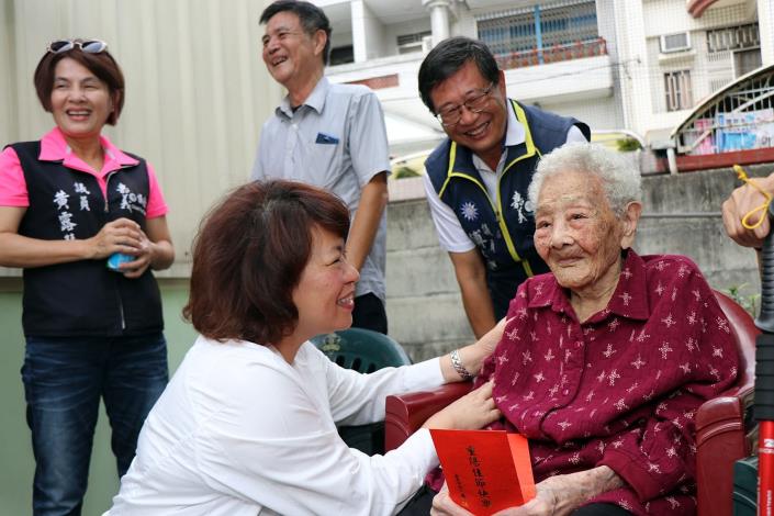 5市長與黃女士.JPG