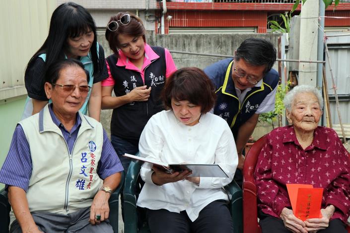 3看102年的相片書.JPG