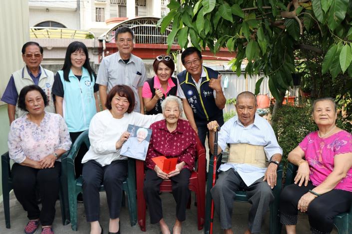 0市長與黃白顓女士及家人合照.JPG