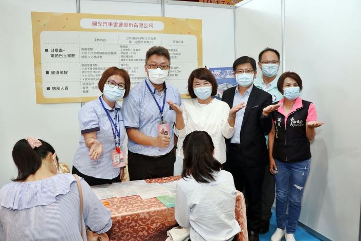 0_市長到各個攤位了解徵才情形.JPG