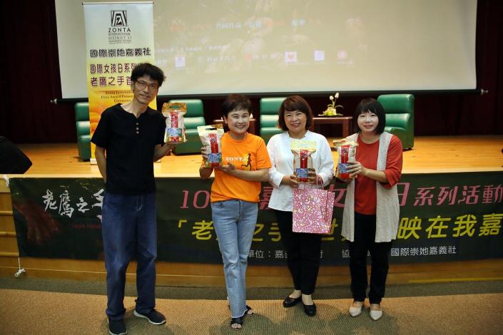 04(左一為彭家如導演 左二為國際崇她嘉義市創社社長簡麗環 右一為賴麗君導演).JPG