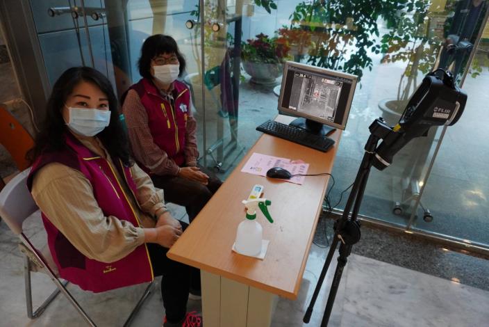 0_銀質獎吳秀玲擔任量測體溫志工之資料照片(左一)