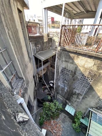 0外牆破損墜落壓傷區域  東市場消防通道  攤商屋頂 (2).JPG
