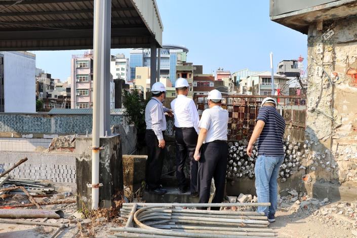 0_秘書長與陳處長前往關心東市場工程2.JPG