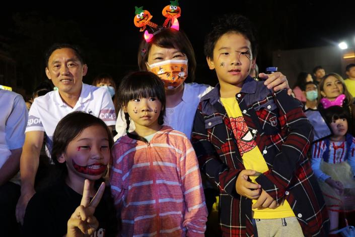 市長與扮裝孩童.JPG