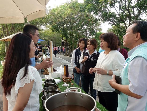 市長逛攤位1.JPG