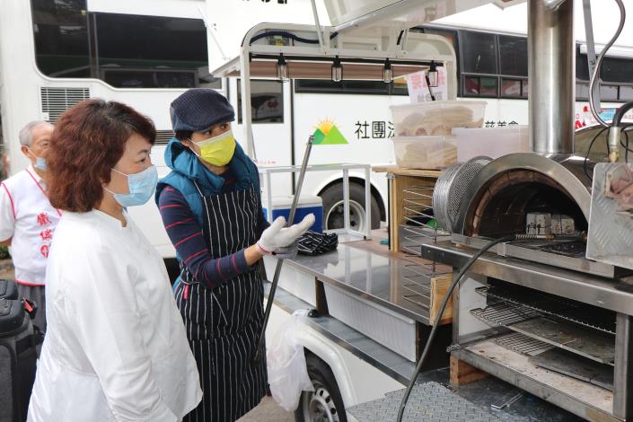 2 呂之蓉介紹自己設計的窯烤披薩車.JPG