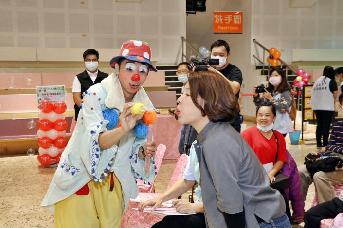 0_小丑魔術師邀請副市長吹泡泡.JPG