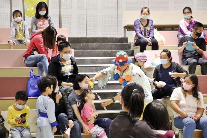 0_魔術師邀請小朋友吹泡泡.JPG
