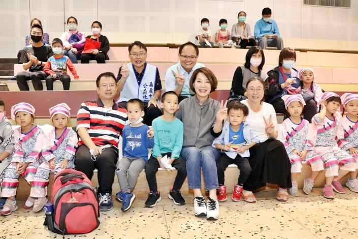 0_副市長和小朋友合影.JPG
