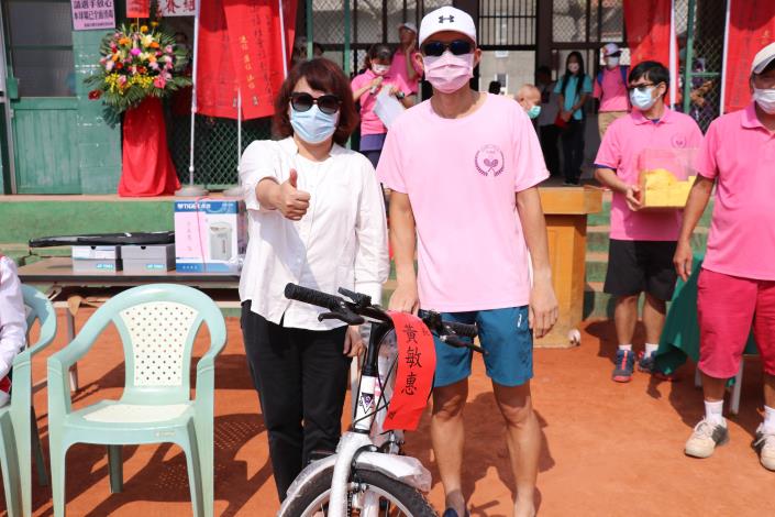 04_黃敏惠市長致贈選手摸彩品.JPG