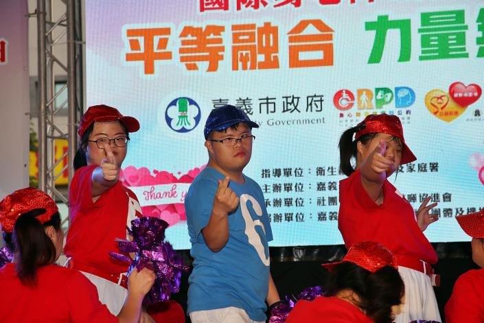 B 表演.JPG