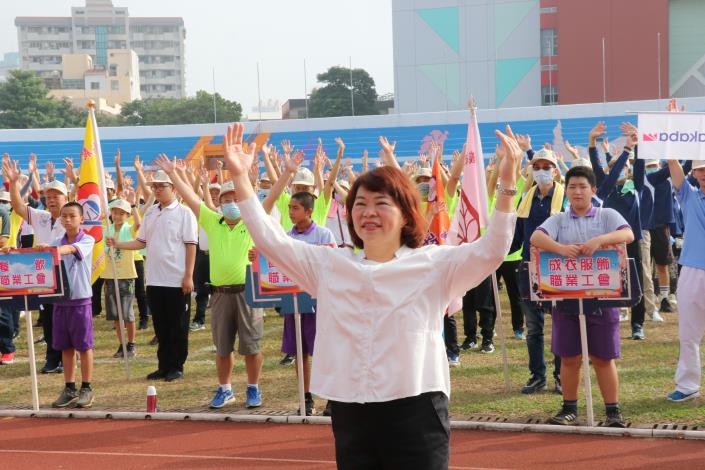 01_一早嘉義市長黃敏惠與多位市議員及眾貴賓到場與大家一起做暖身操.JPG
