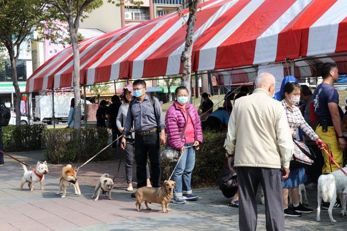 民眾帶寵物排隊2.JPG